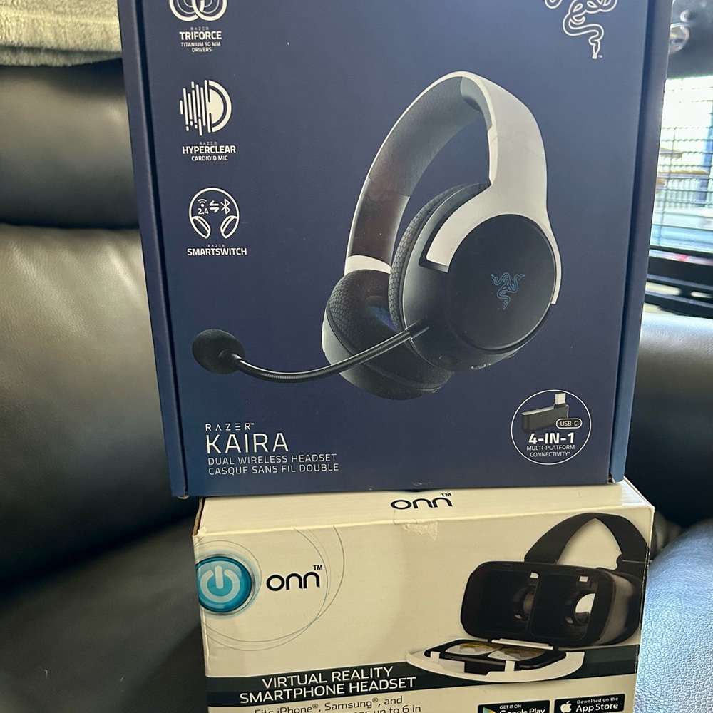 Razer Kaira Wireless Headset in Black and White